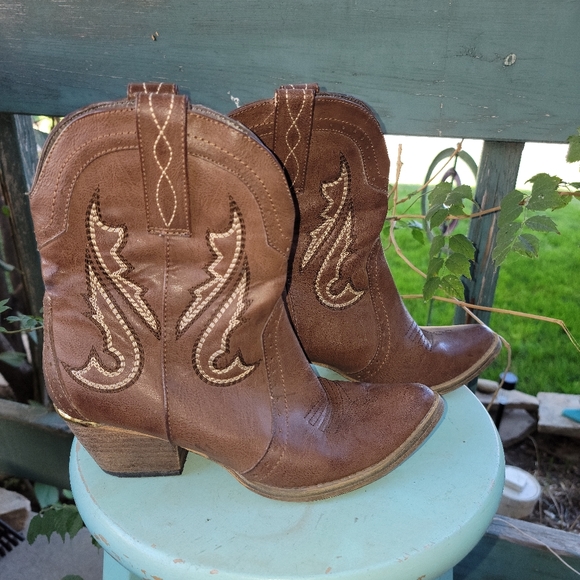 Cowgirl ankle booties, western heeled booties - Picture 2 of 9